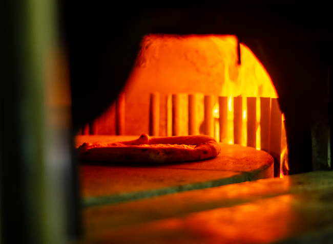 Pizza nel forno auto rotante a legna