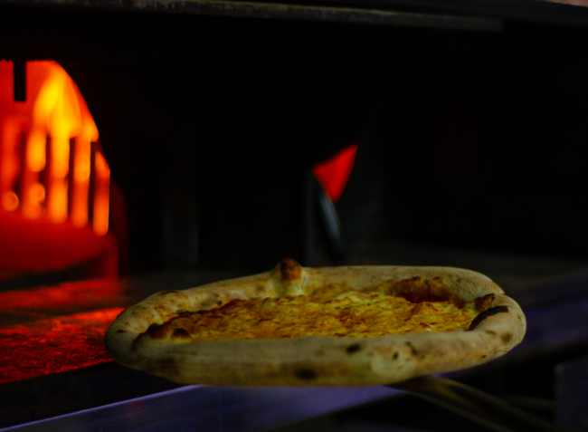 Pizza appena sfornata pronta per essere gustata